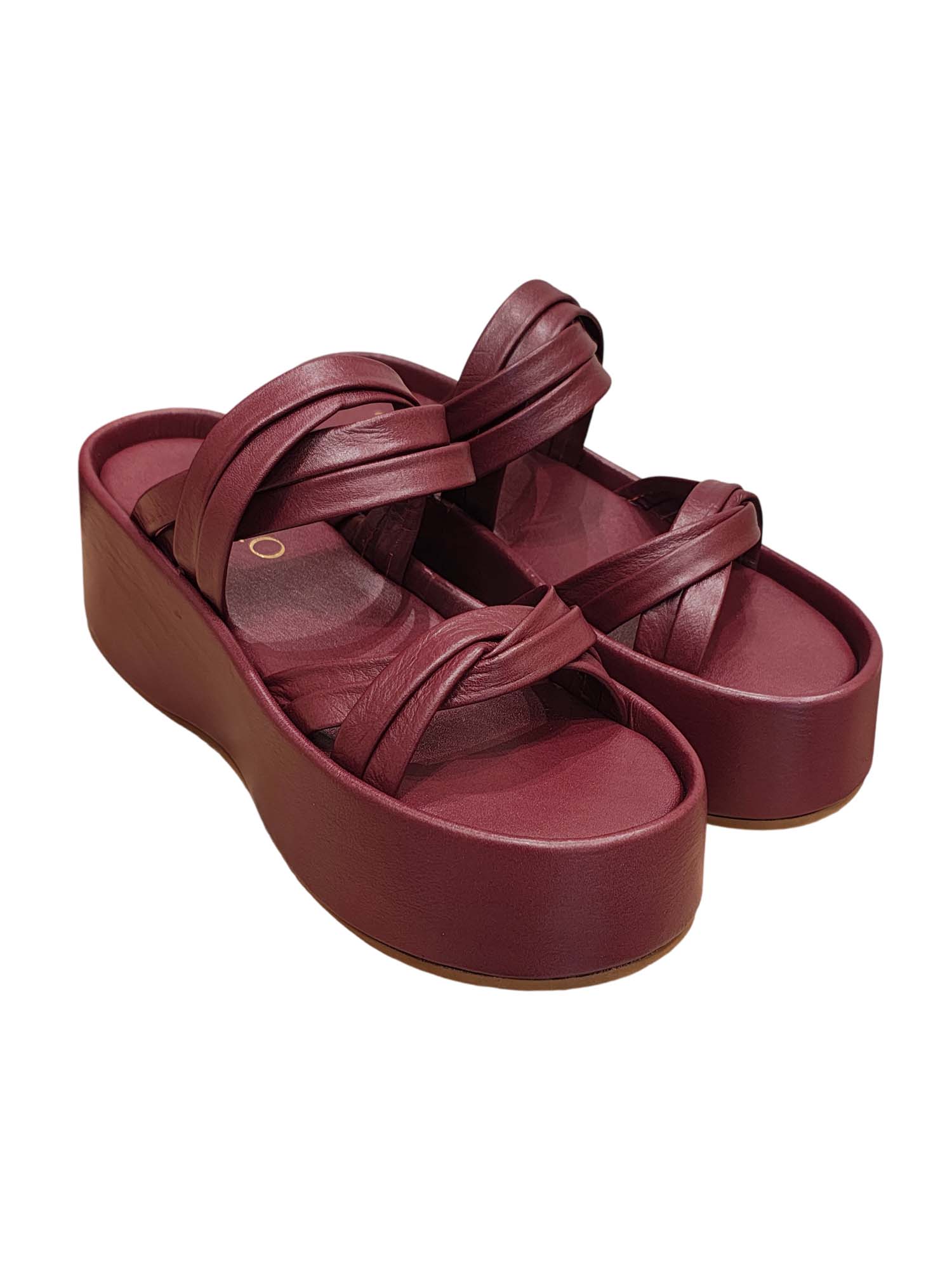 Sandalia de plataforma flatform modelo Seda de Zuoro Shoes en color vinotinto, con suela de borde redondeado y capellada de múltiples tiras cruzadas y anudadas