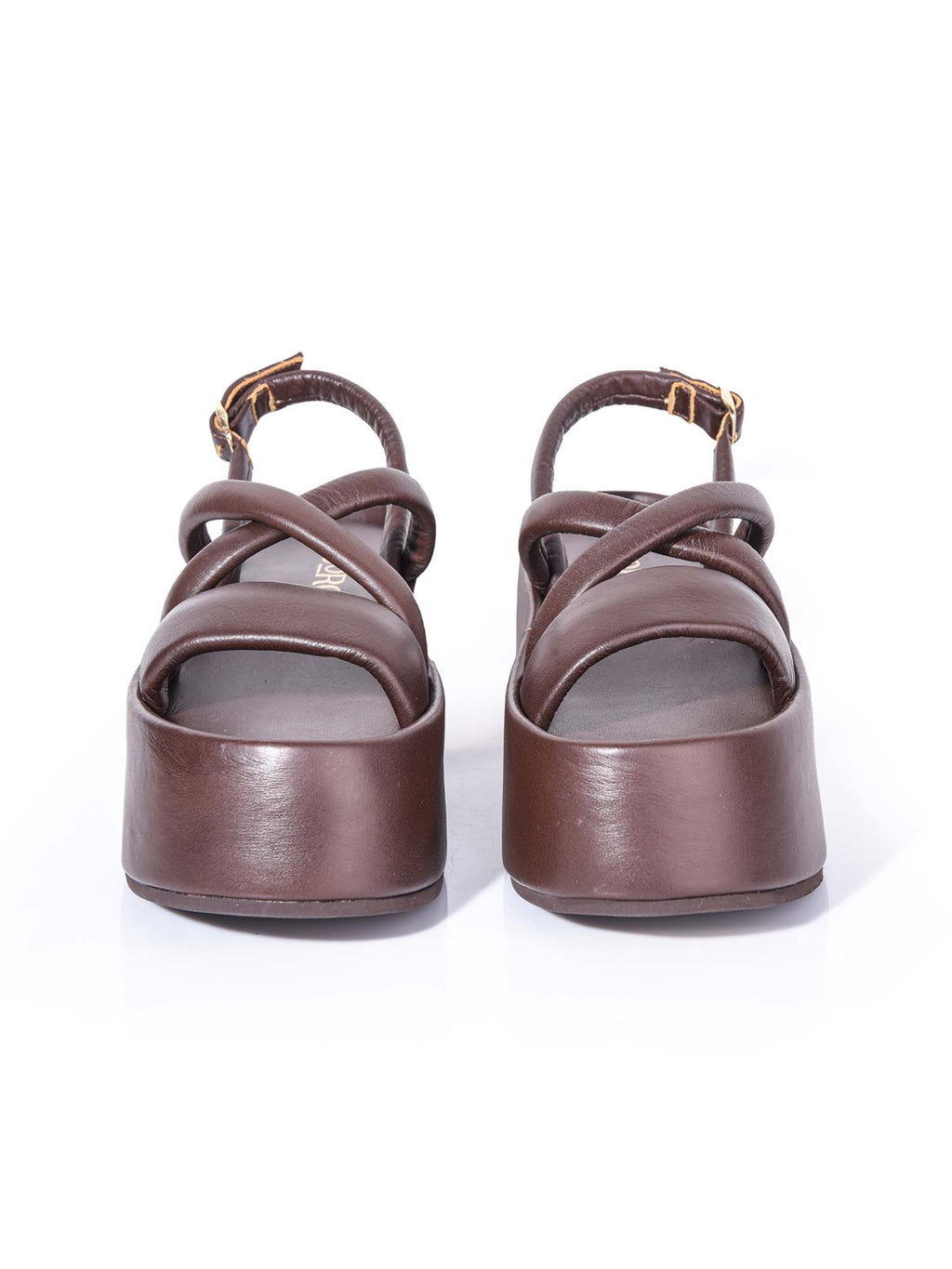 Vista frontal de la sandalia Senda chocolate, resaltando el volumen de las tiras acolchadas y la base ancha de la plataforma