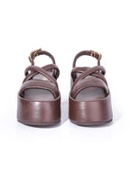 Vista frontal de la sandalia Senda chocolate, resaltando el volumen de las tiras acolchadas y la base ancha de la plataforma