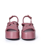 Vista frontal de la sandalia Senda vinotinto, destacando el contraste entre el tono borgoña profundo y el confort acolchado