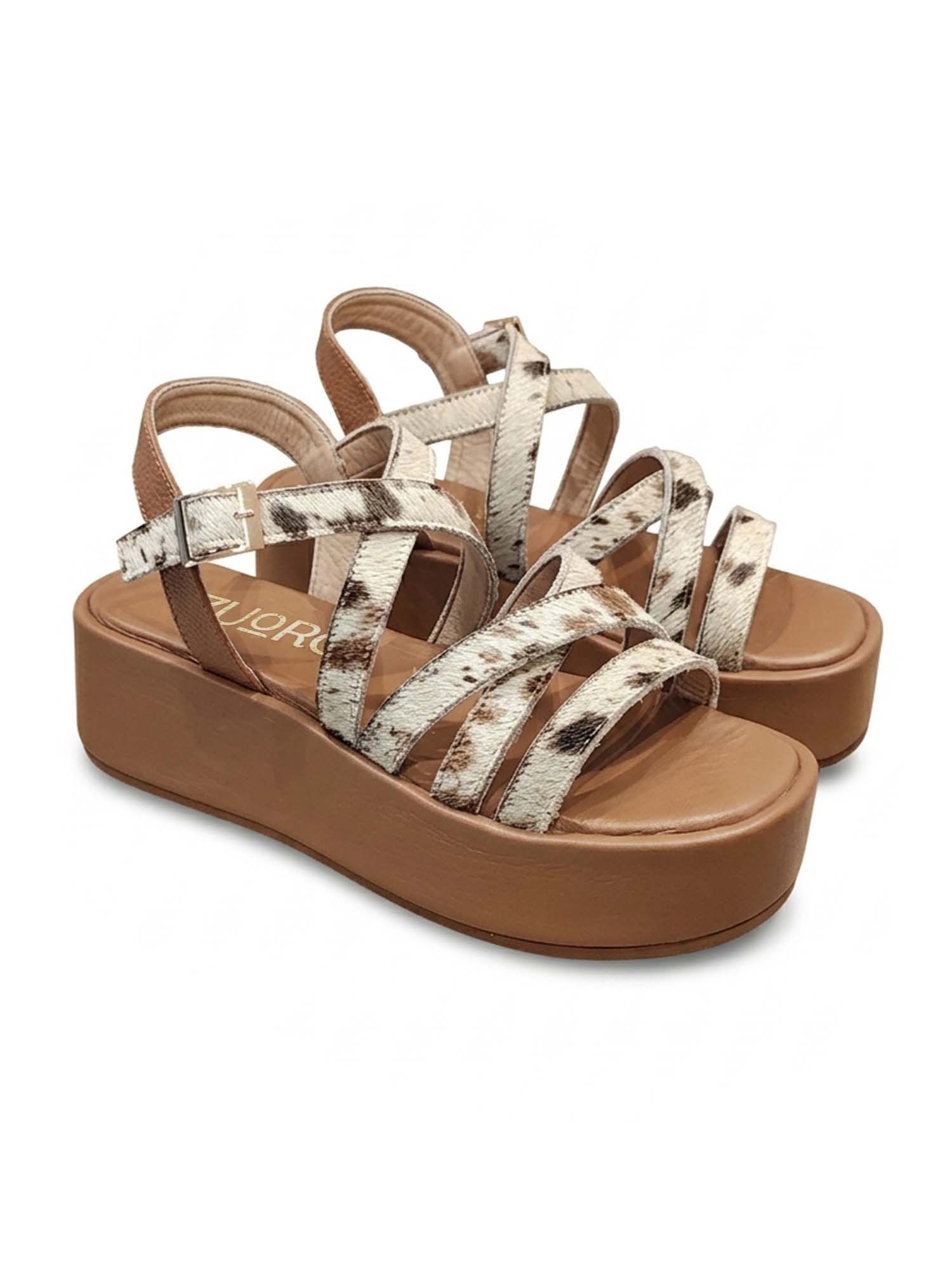 Sandalia de plataforma modelo Serenna de Zuoro Shoes en animal print café, con diseño de tiras cruzadas y ajuste de hebilla al tobillo