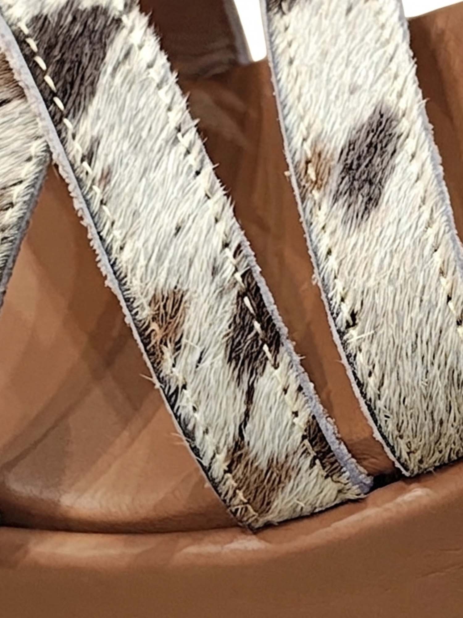 Primer plano del acabado animal print y la calidad de la hebilla de ajuste en la sandalia Serenna de Zuoro Shoes