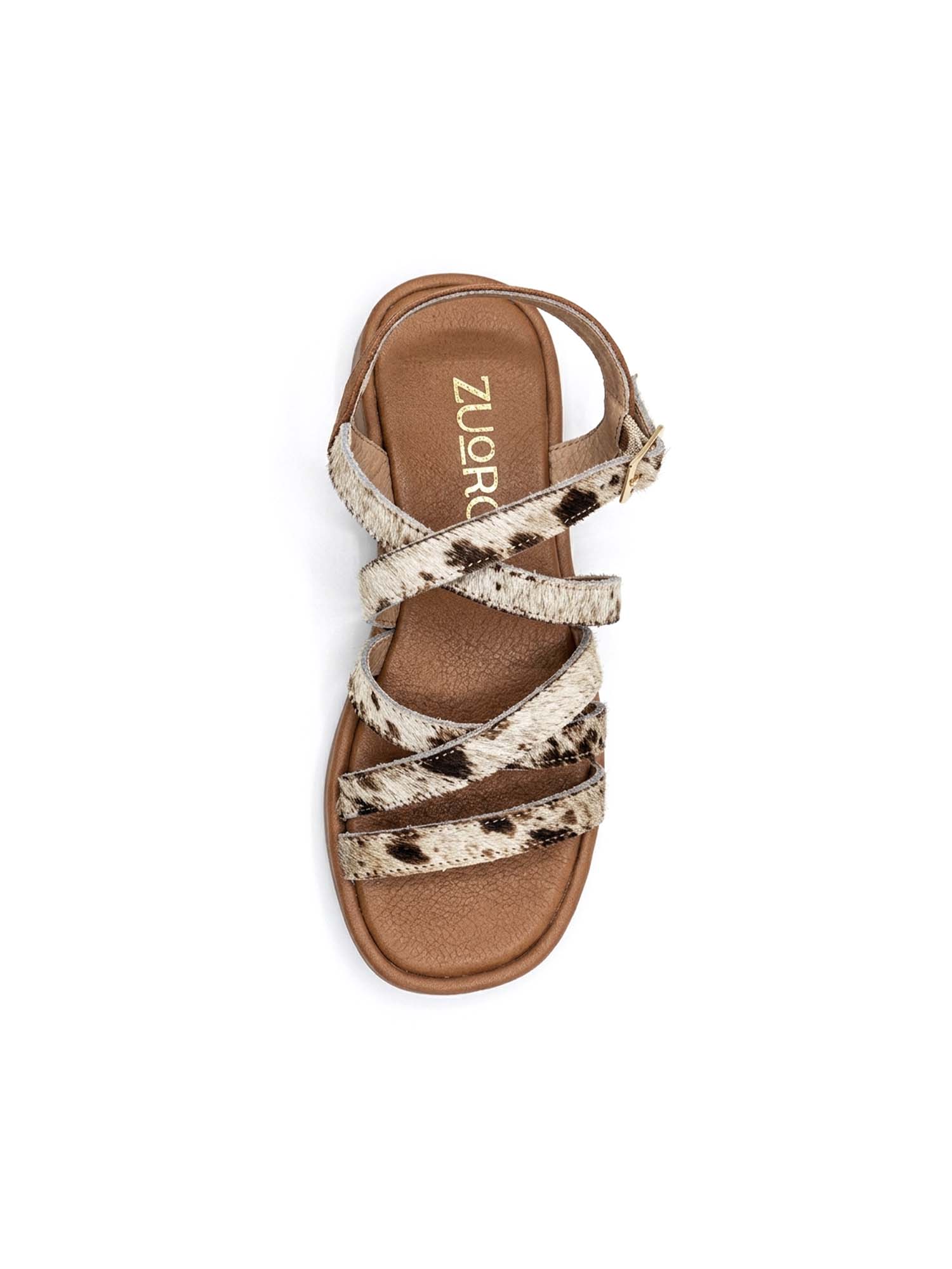 Vista superior de la sandalia Serenna destacando el patrón cruzado de las tiras sobre el empeine y el vibrante estampado de animal print café