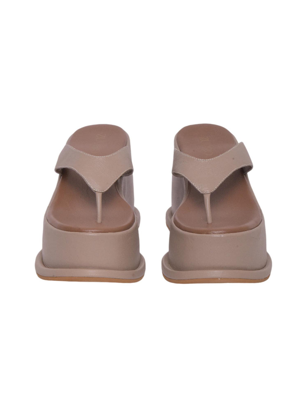 Vista frontal de la sandalia Sicilia beige, destacando el diseño ergonómico de las tiras que abrazan el empeine