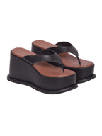 Sandalia de plataforma negra modelo Sicilia de Zuoro Shoes, estilo thong con tiras anchas para un ajuste seguro y moderno