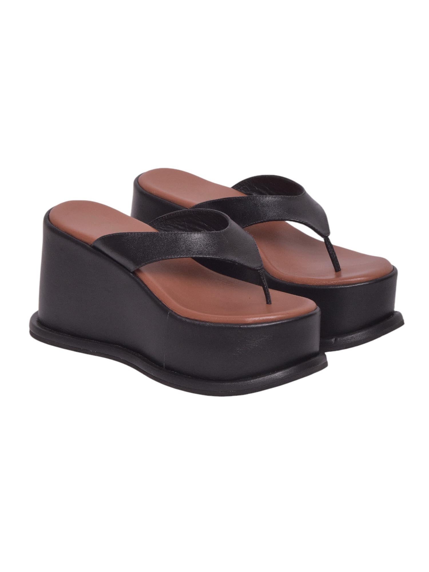 Sandalia de plataforma negra modelo Sicilia de Zuoro Shoes, estilo thong con tiras anchas para un ajuste seguro y moderno