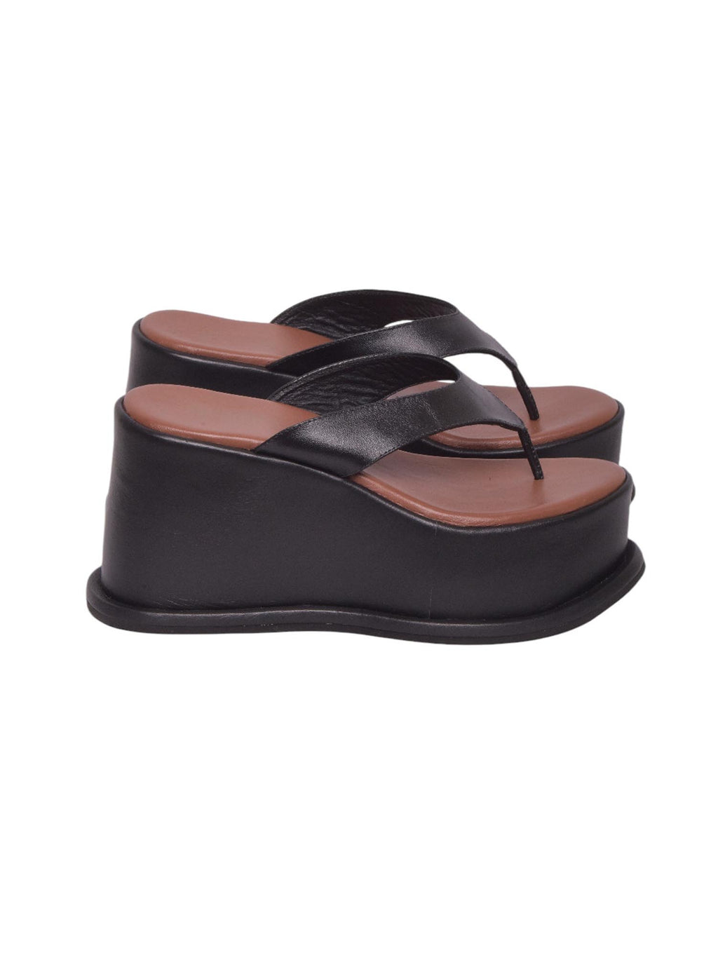 Perfil de la plataforma Sicilia negra de Zuoro Shoes, mostrando la elevación uniforme de la suela y su silueta limpia