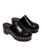 Sandalia de plataforma alta modelo Tabata de Zuoro Shoes en color negro, con capellada cerrada y detalle de taches metálicos laterales