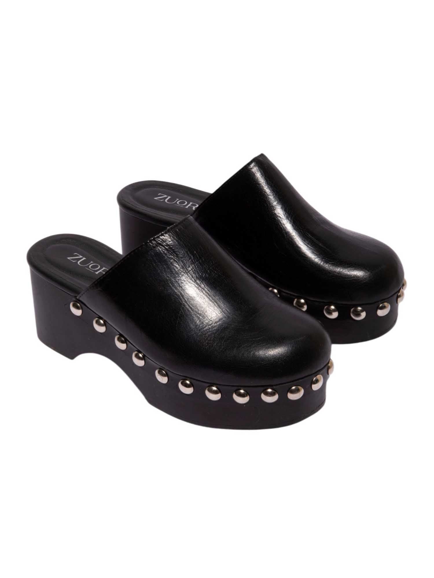 Sandalia de plataforma alta modelo Tabata de Zuoro Shoes en color negro, con capellada cerrada y detalle de taches metálicos laterales