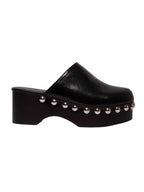 Perfil de la sandalia Tabata de Zuoro Shoes, destacando la línea de taches que delinea la capellada y la estabilidad de la plataforma