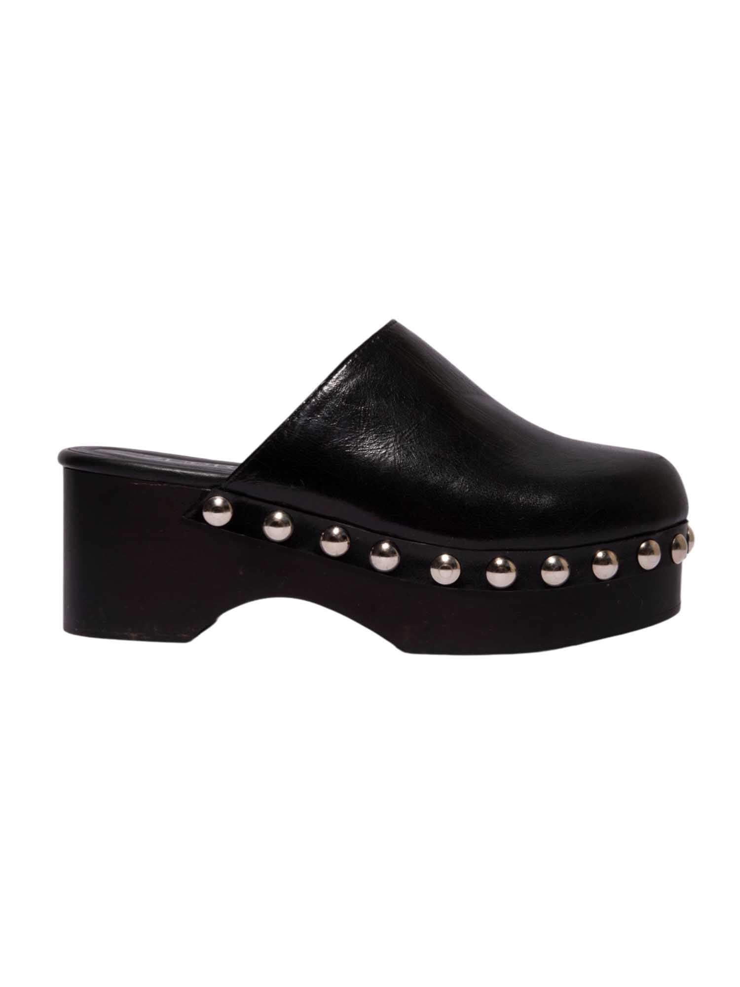 Perfil de la sandalia Tabata de Zuoro Shoes, destacando la línea de taches que delinea la capellada y la estabilidad de la plataforma