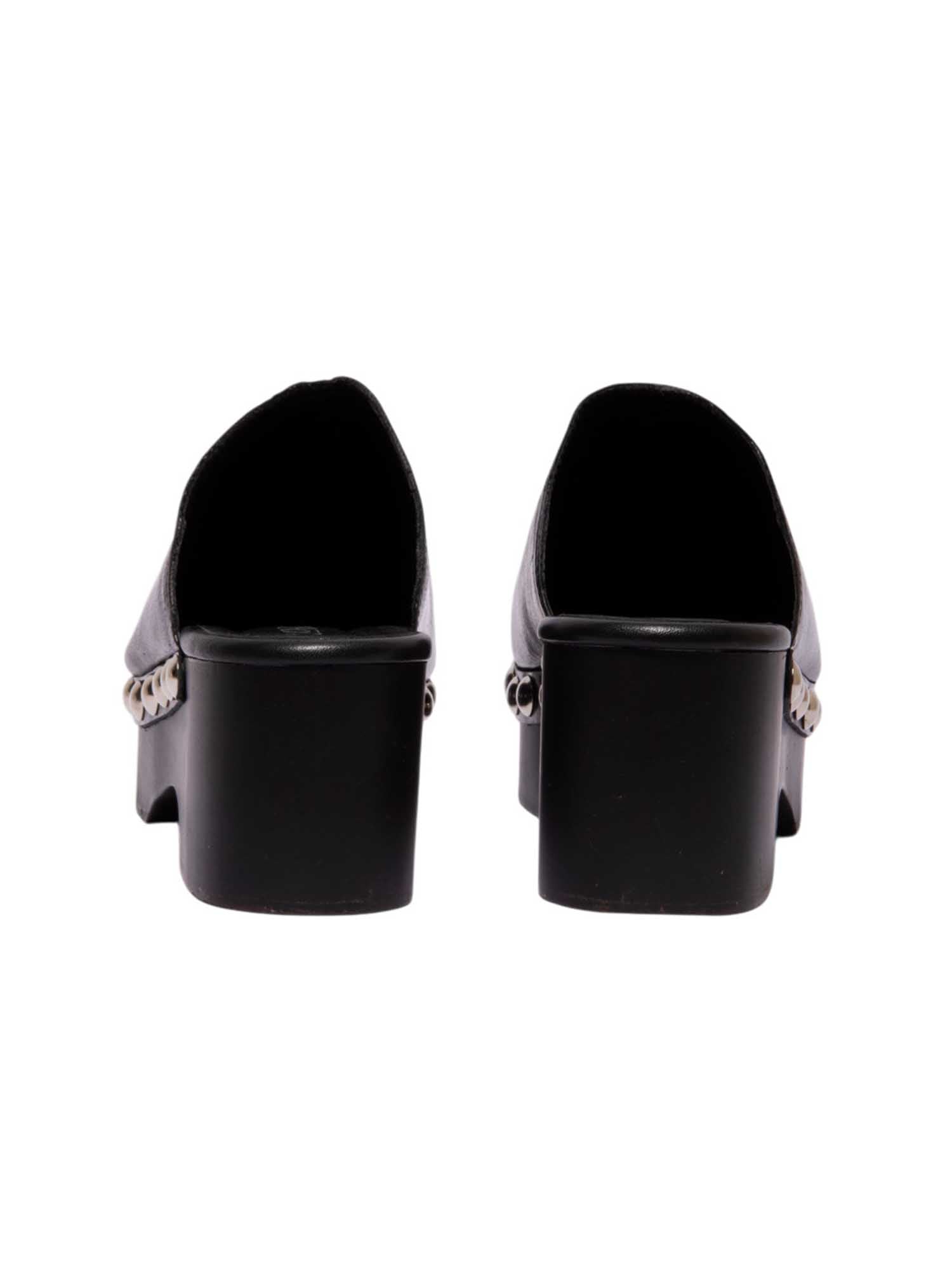 Vista posterior de la plataforma Tabata, resaltando la altura imponente de la suela y el acabado limpio del talón abierto