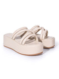 Sandalias de plataforma color arena modelo Vinno, calzado tipo slide con tiras puffy de Zuoro Shoes