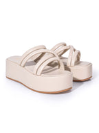 Sandalias de plataforma color arena modelo Vinno, calzado tipo slide con tiras puffy de Zuoro Shoes