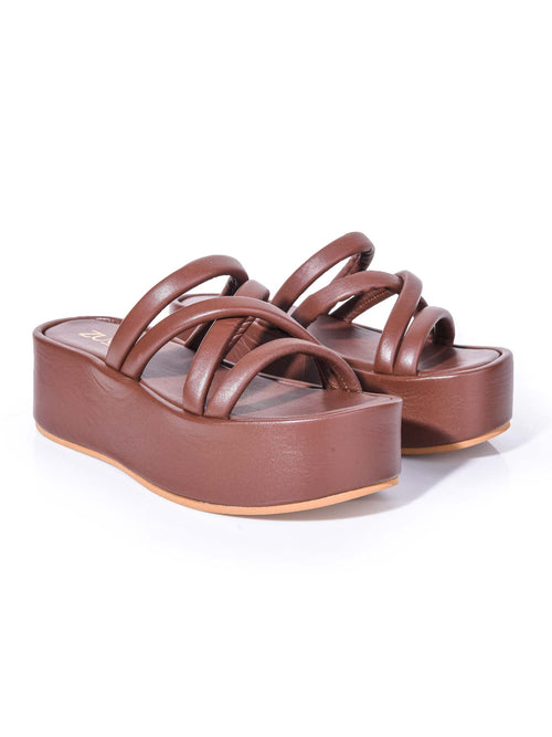 Sandalias de plataforma color chocolate modelo Vinno, diseño slide con tiras cruzadas puffy de Zuoro Shoes