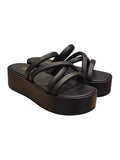 Sandalia tipo slide negra modelo Vinno con plataforma y tiras cruzadas acolchadas, Zuoro Shoes