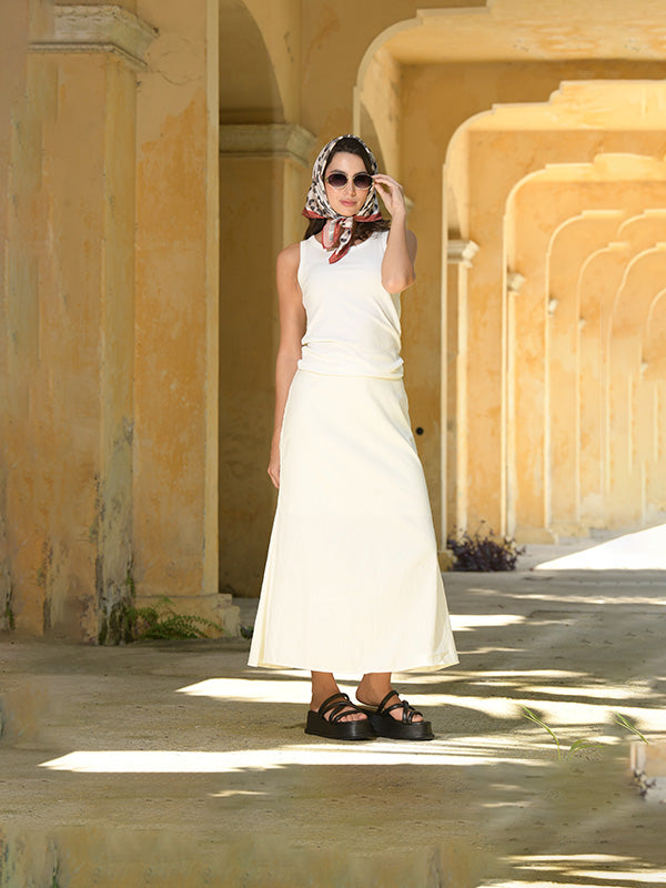 Modelo usando sandalias slide negras Vinno con look casual, calzado cómodo de plataforma para diario