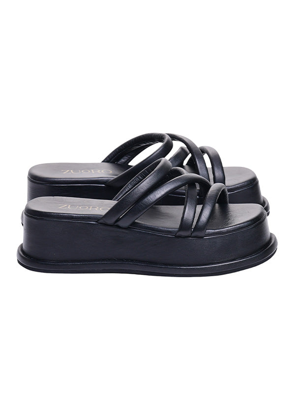 Perfil de plataforma negra Vinno de Zuoro Shoes, mostrando la suela ergonómica y el grosor del acolchado