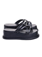 Perfil de plataforma negra Vinno de Zuoro Shoes, mostrando la suela ergonómica y el grosor del acolchado
