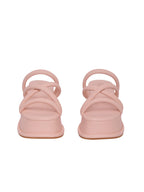 Diseño frontal de sandalias Vinno nude, destacando el tono neutro y el estilo puffy minimalista