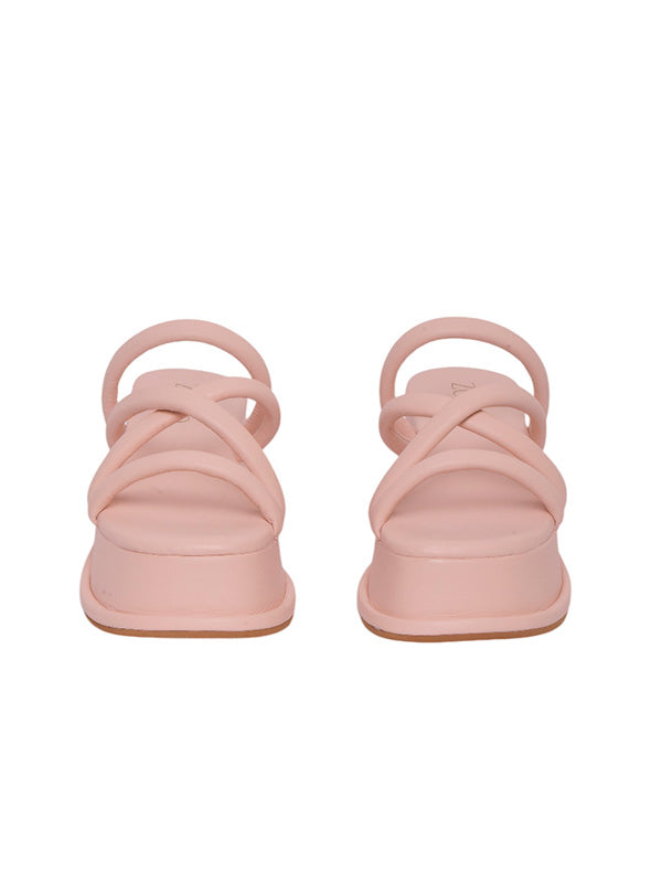 Diseño frontal de sandalias Vinno nude, destacando el tono neutro y el estilo puffy minimalista