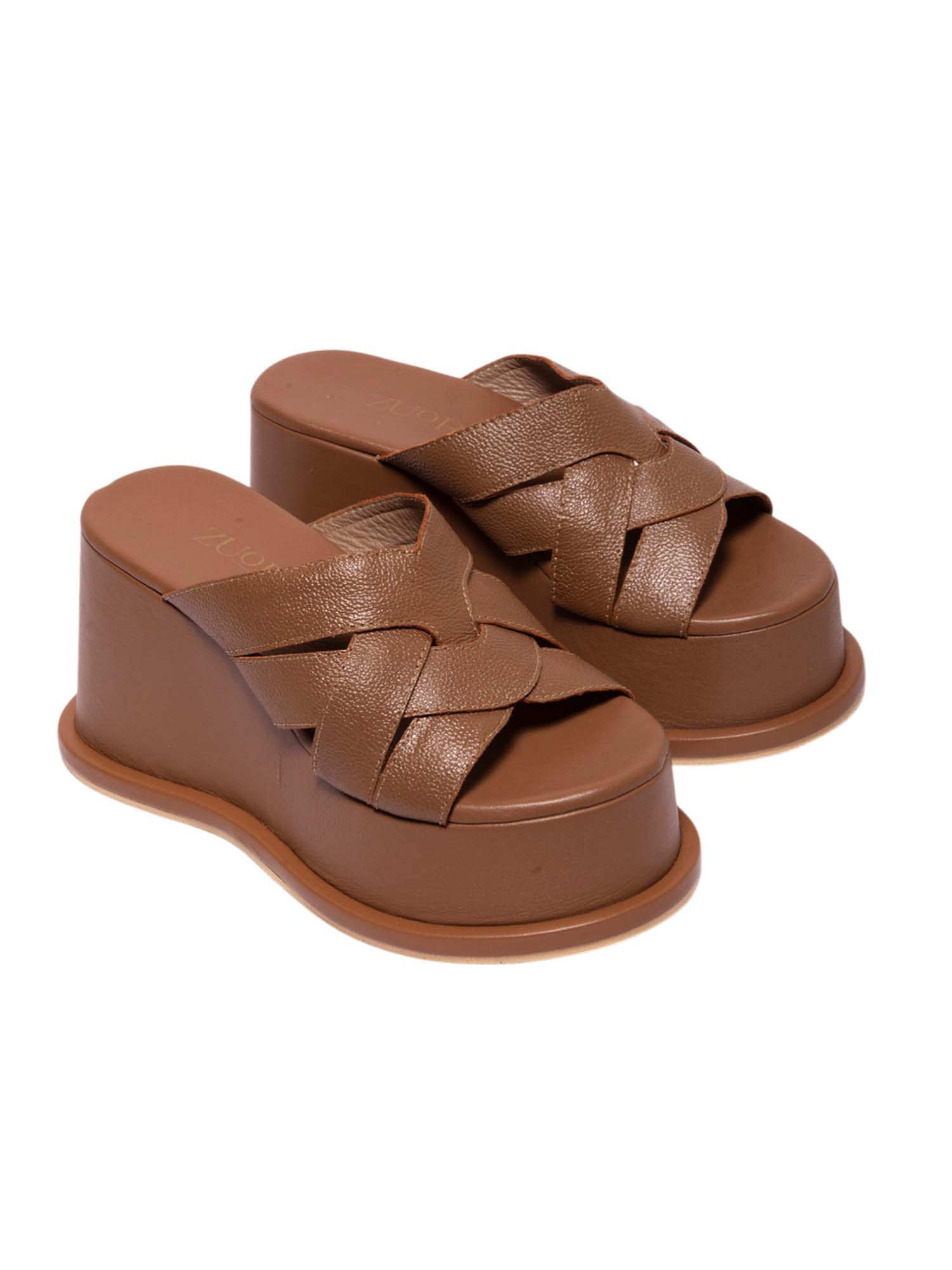 Sandalia de plataforma alta modelo Zentra de Zuoro Shoes en color mocca, con capellada de tiras anchas cruzadas en trenza artesanal