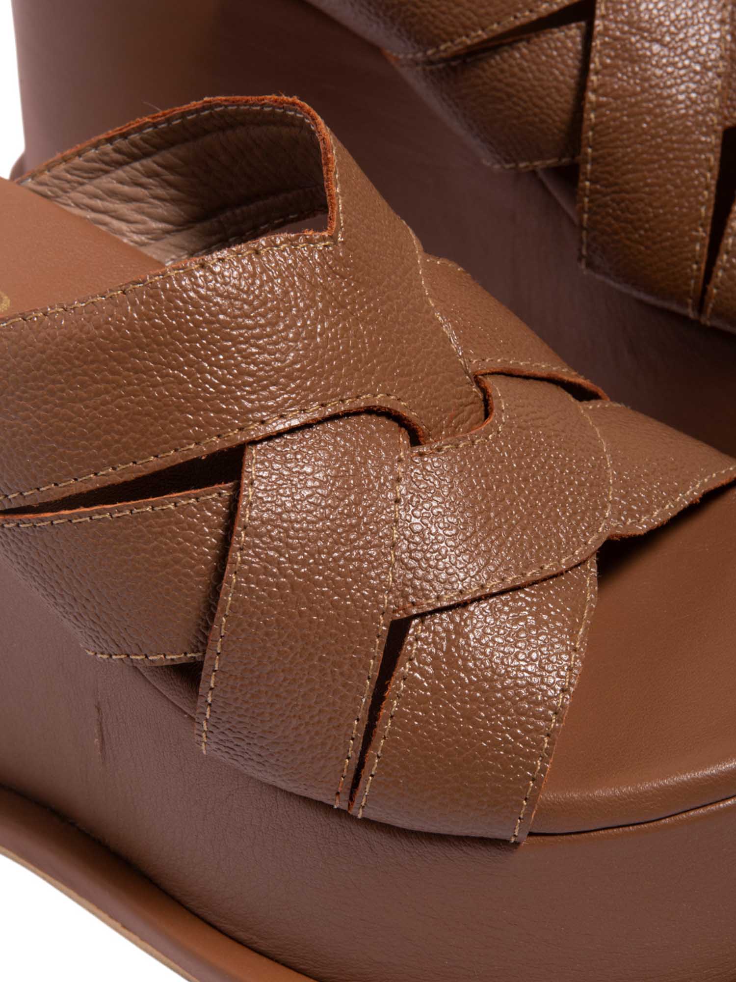 Primer plano del tejido trenzado en la sandalia Zentra mocca, resaltando la suavidad de las tiras y la calidad del acabado manual