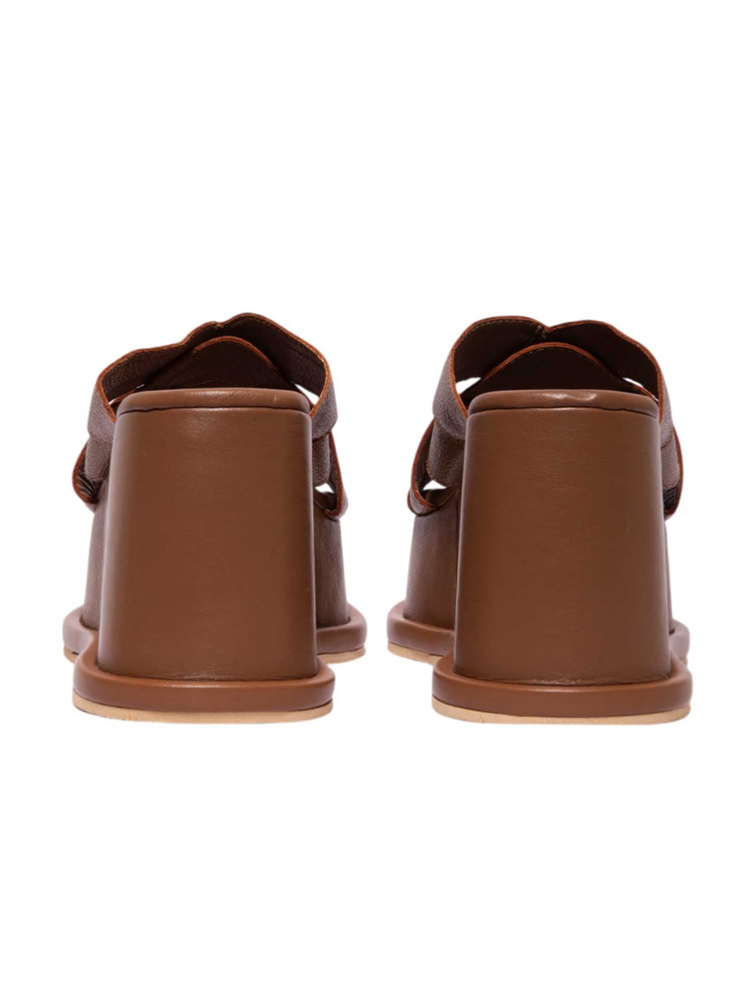 Vista posterior de la plataforma Zentra, resaltando la elevación uniforme de la suela corrida y el acabado impecable del talón