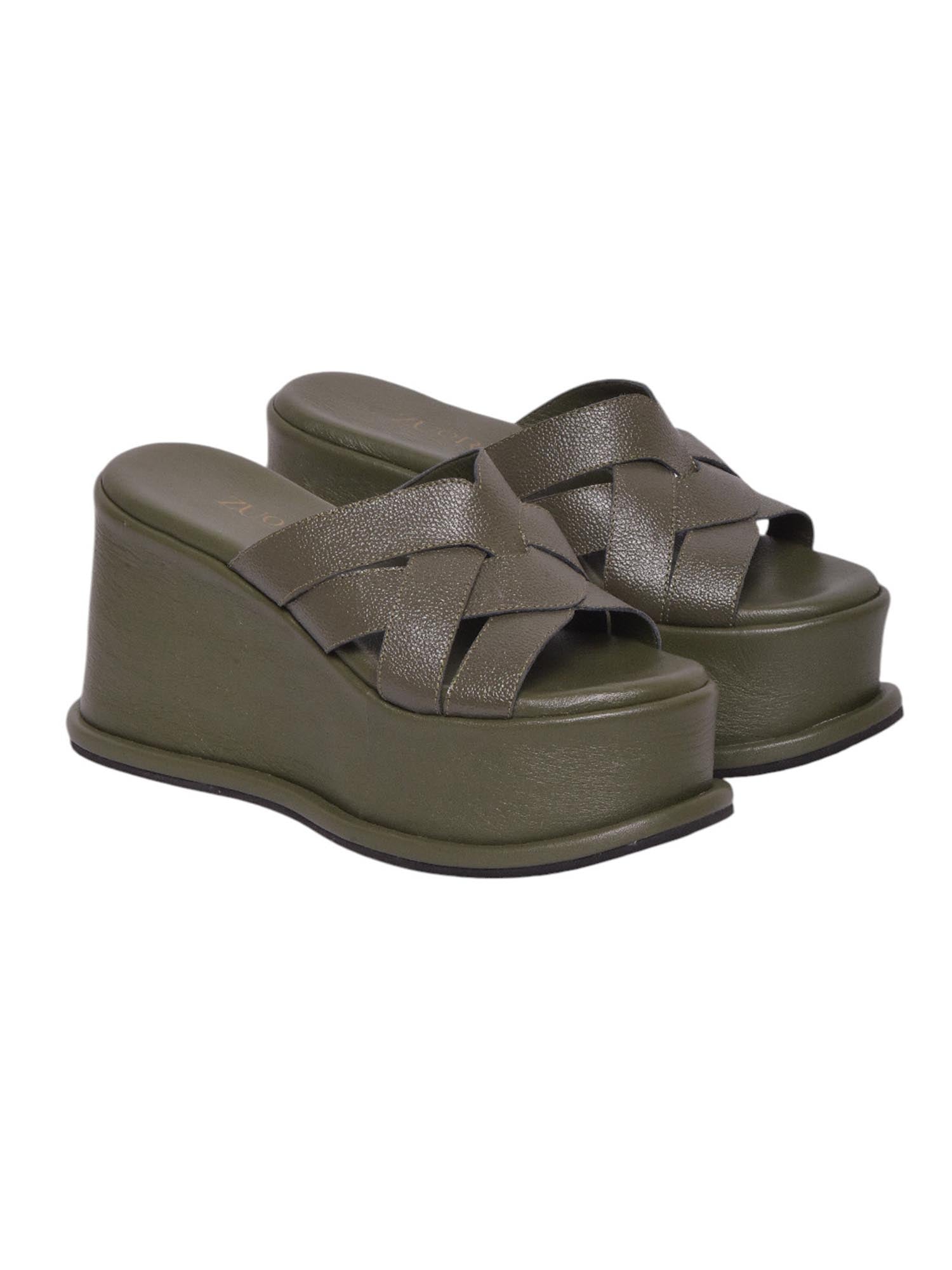 Sandalias de plataforma corrida alta modelo Zentra de Zuoro Shoes, color verde con capellada de tiras anchas cruzadas en diseño de trenza