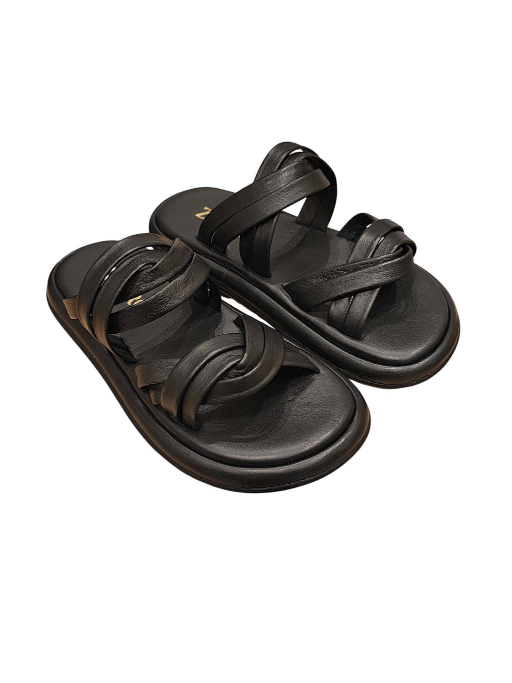 Sandalia slide modelo Seda en color negro, con diseño de tiras múltiples cruzadas y suela de borde redondeado