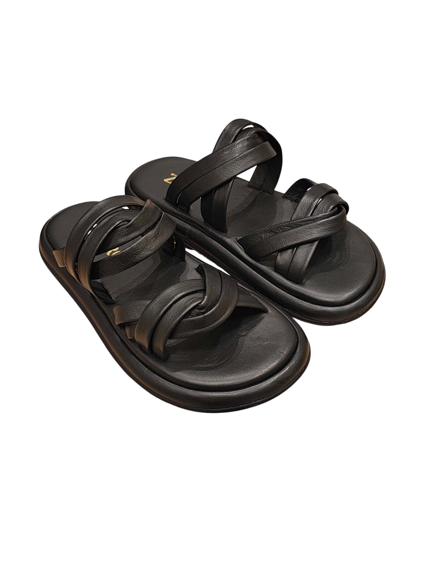 Sandalia slide modelo Seda en color negro, con diseño de tiras múltiples cruzadas y suela de borde redondeado