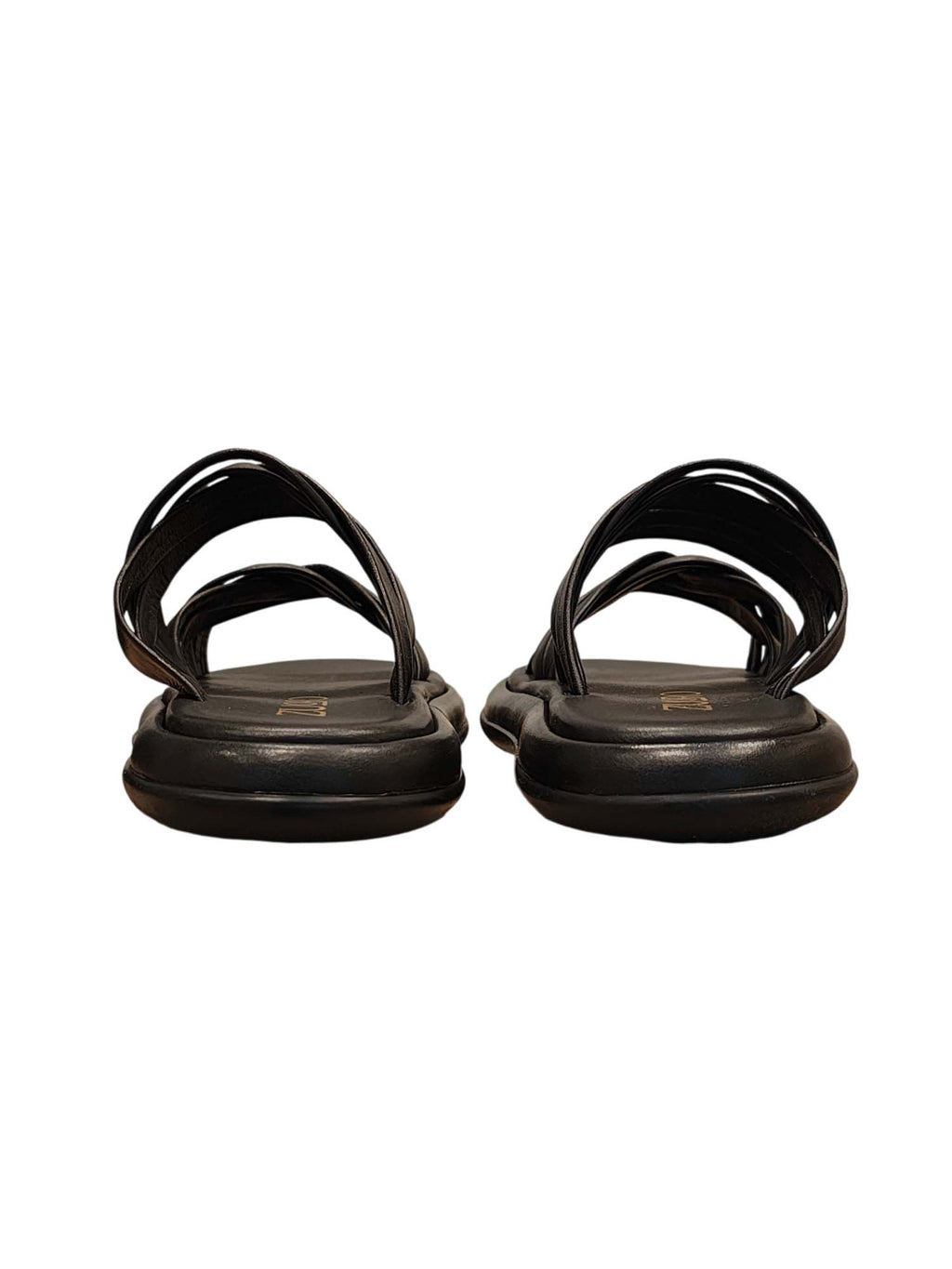 Vista posterior de la sandalia Seda en negro, resaltando la limpieza del diseño y la calidad del acabado
