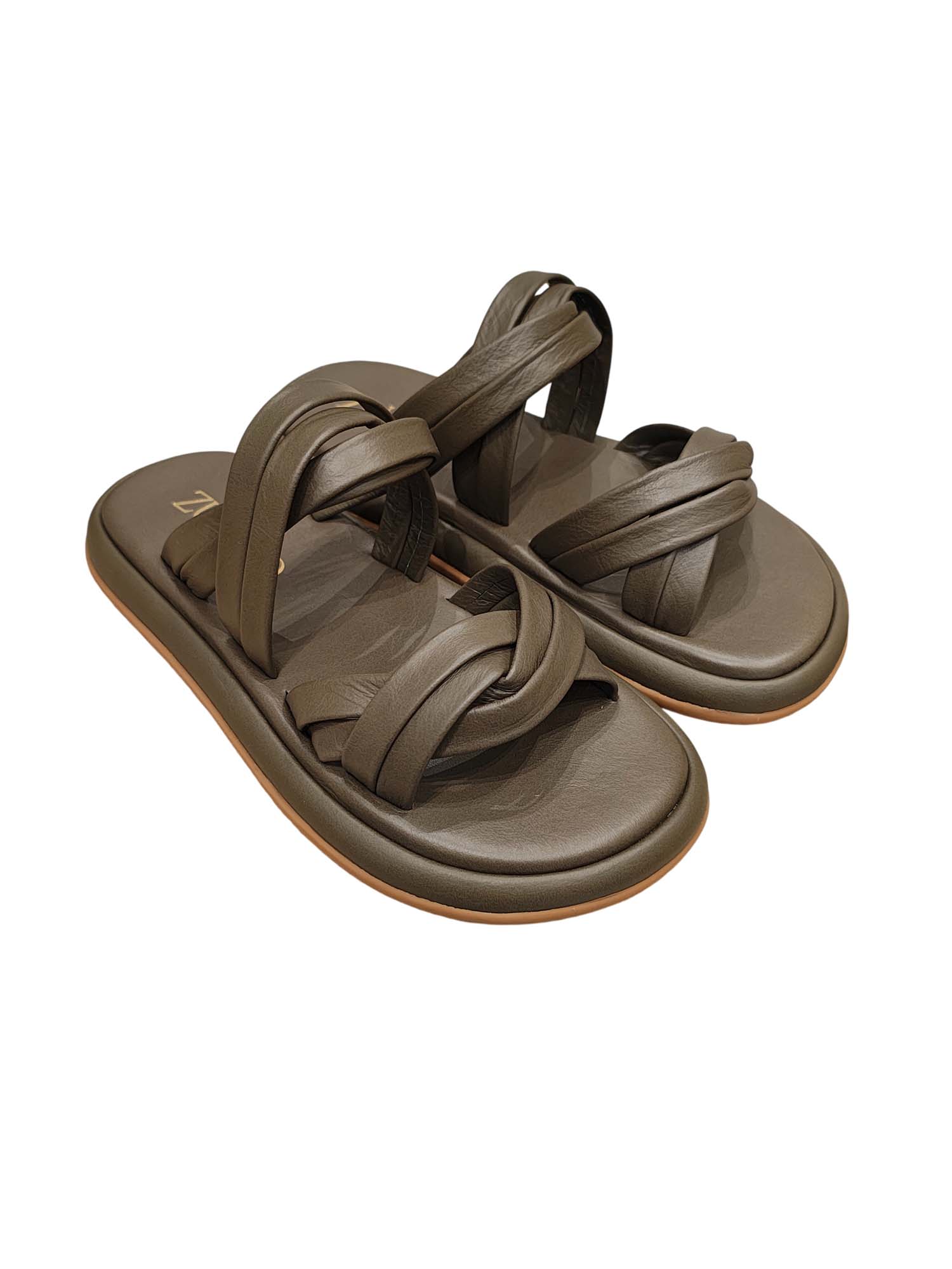 Sandalia plana tipo slide modelo Seda de Zuoro Shoes en color verde, con capellada de múltiples tiras cruzadas y nudos artesanales