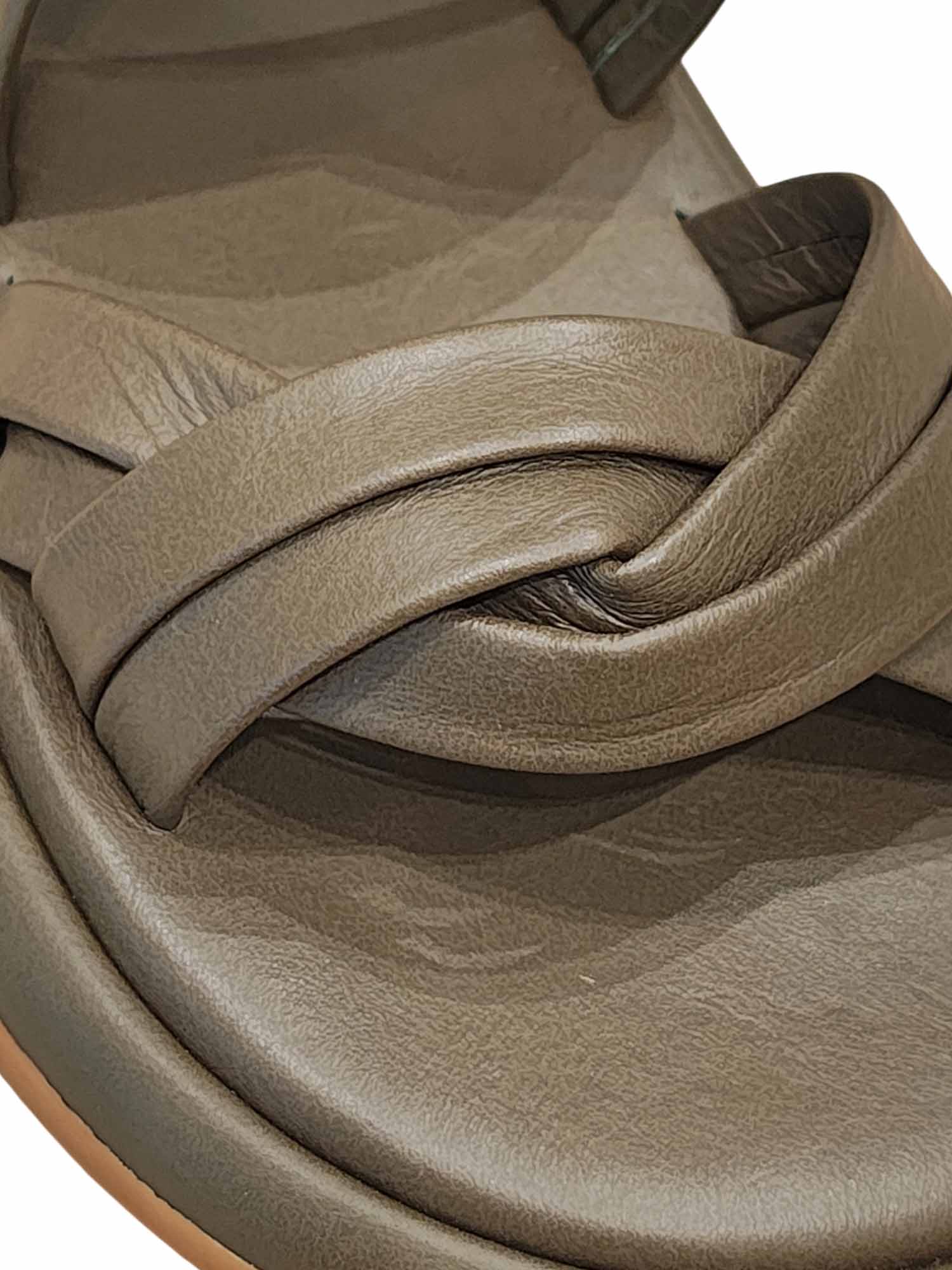 Primer plano del detalle de los nudos y la suavidad del material en la sandalia Seda verde de Zuoro Shoes