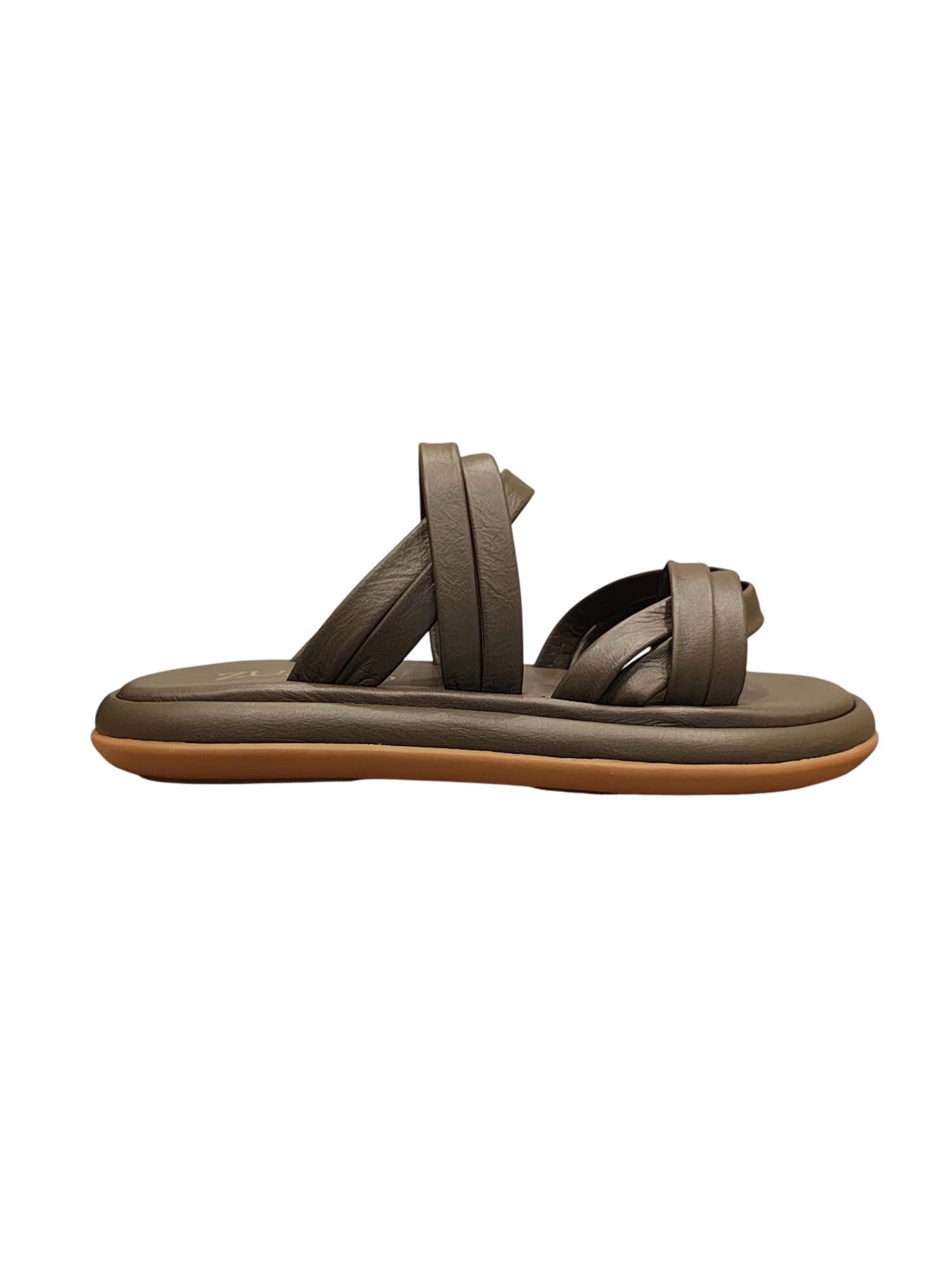 Perfil de la sandalia Seda resaltando la suela plana con borde redondeado y el relieve de los nudos en las tiras verdes