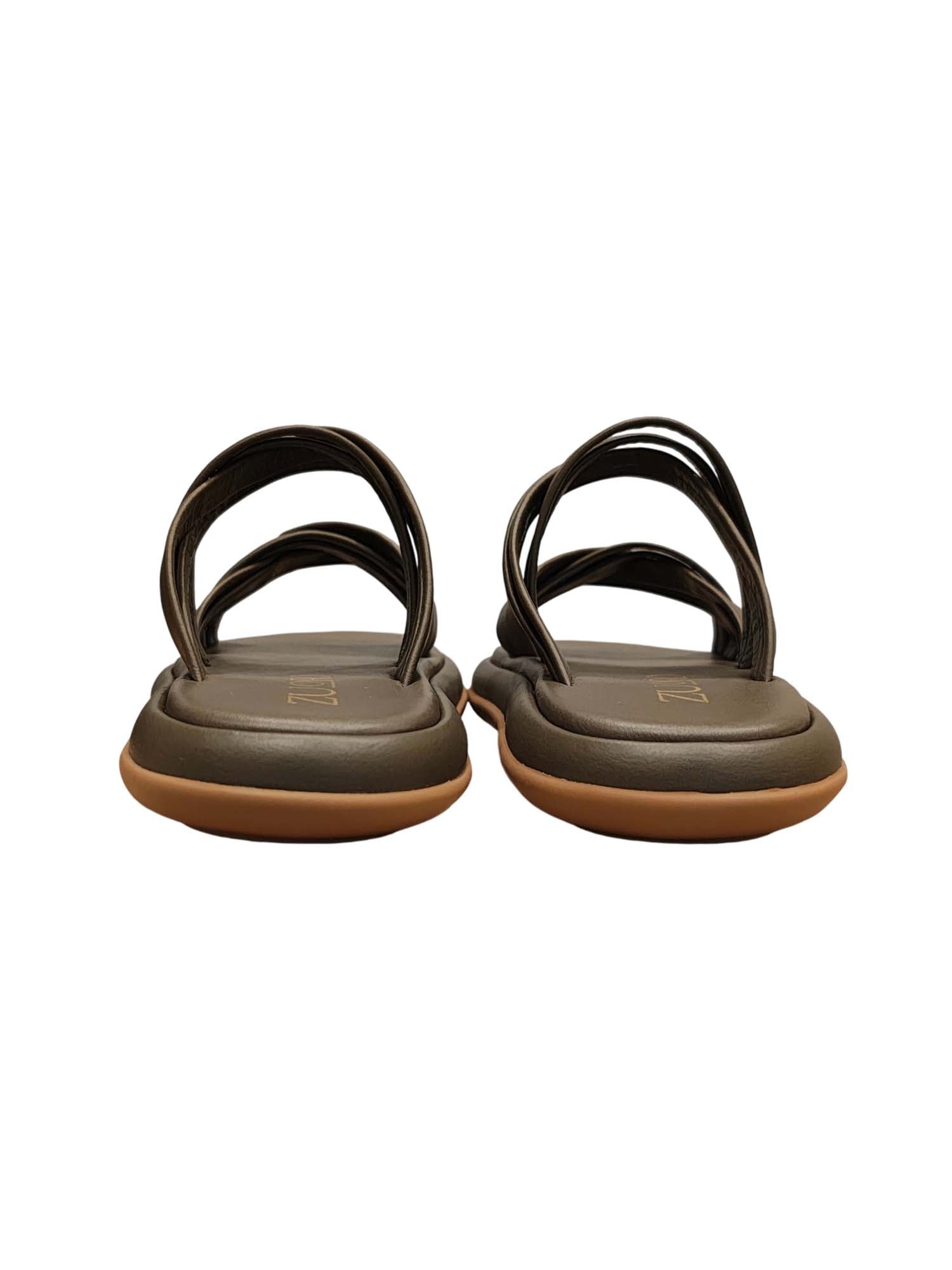 Vista posterior del modelo Seda verde, mostrando la base ergonómica y el diseño de talón abierto para un calce fácil