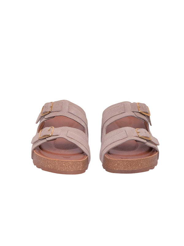 Vista frontal de la sandalia Sierra beige resaltando las hebillas de ajuste y el diseño de punta abierta que estiliza el pie