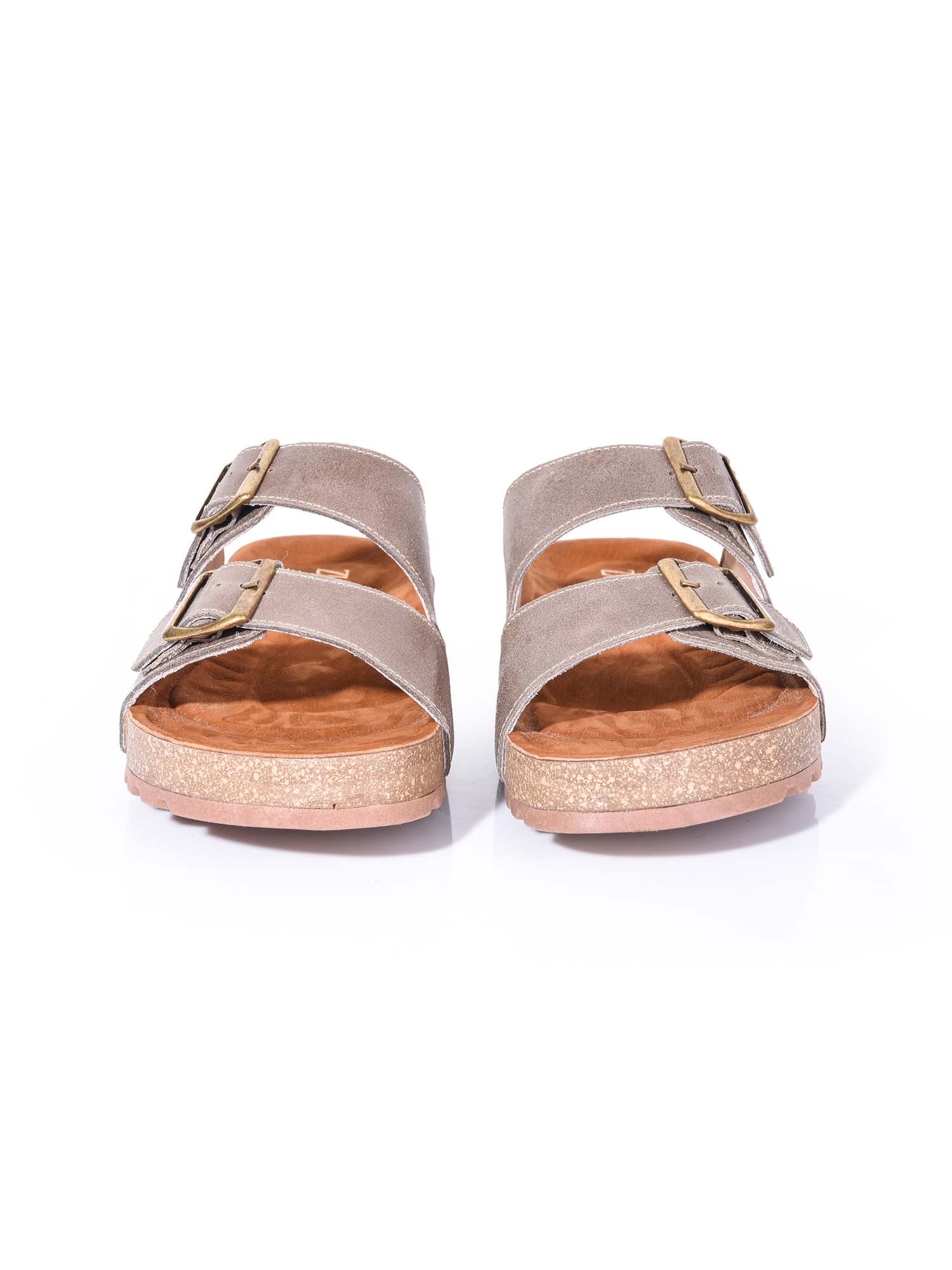 Vista frontal de la sandalia Sierra macadamia, destacando el tono cálido del cuero y la amplitud de la capellada