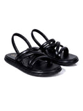Sandalia plana Tinna de Zuoro Shoes en color negro, con diseño minimalista y tiras acolchadas