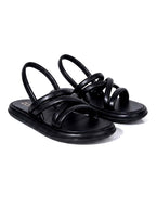Sandalia plana Tinna de Zuoro Shoes en color negro, con diseño minimalista y tiras acolchadas