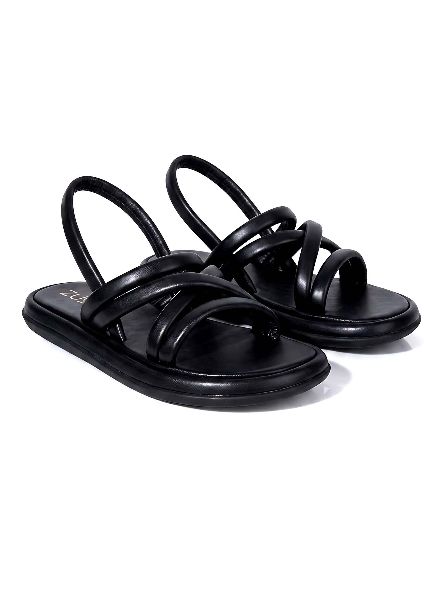 Sandalia plana Tinna de Zuoro Shoes en color negro, con diseño minimalista y tiras acolchadas