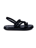 Perfil de la sandalia Tinna de Zuoro Shoes en color negro, mostrando la suela tipo flatform confortable, que aporta altura y estabilidad sin perder la ligereza