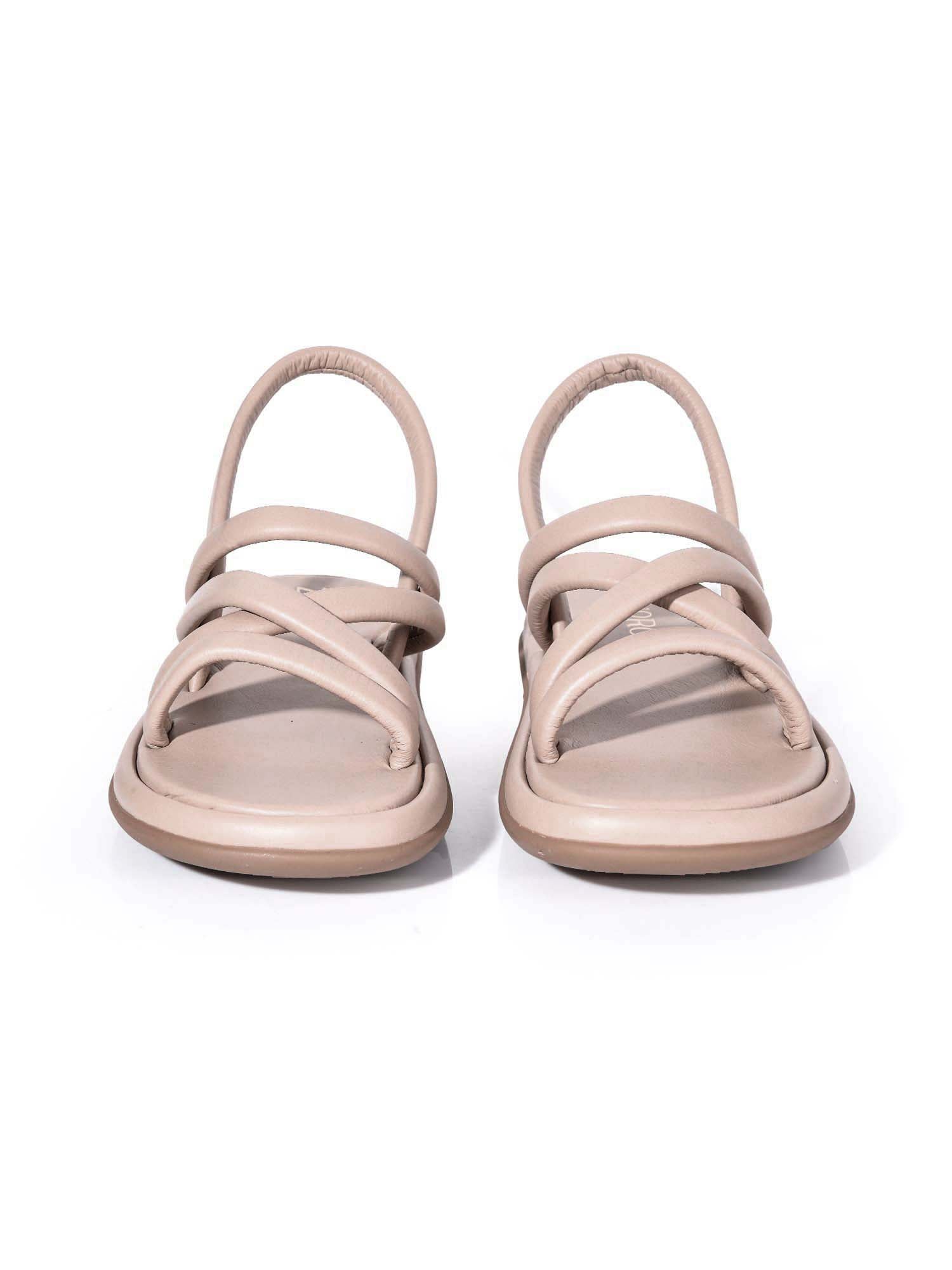 Vista frontal de la sandalia Tinna resaltando el volumen suave de las tiras acolchadas y la horma ancha para mayor confort