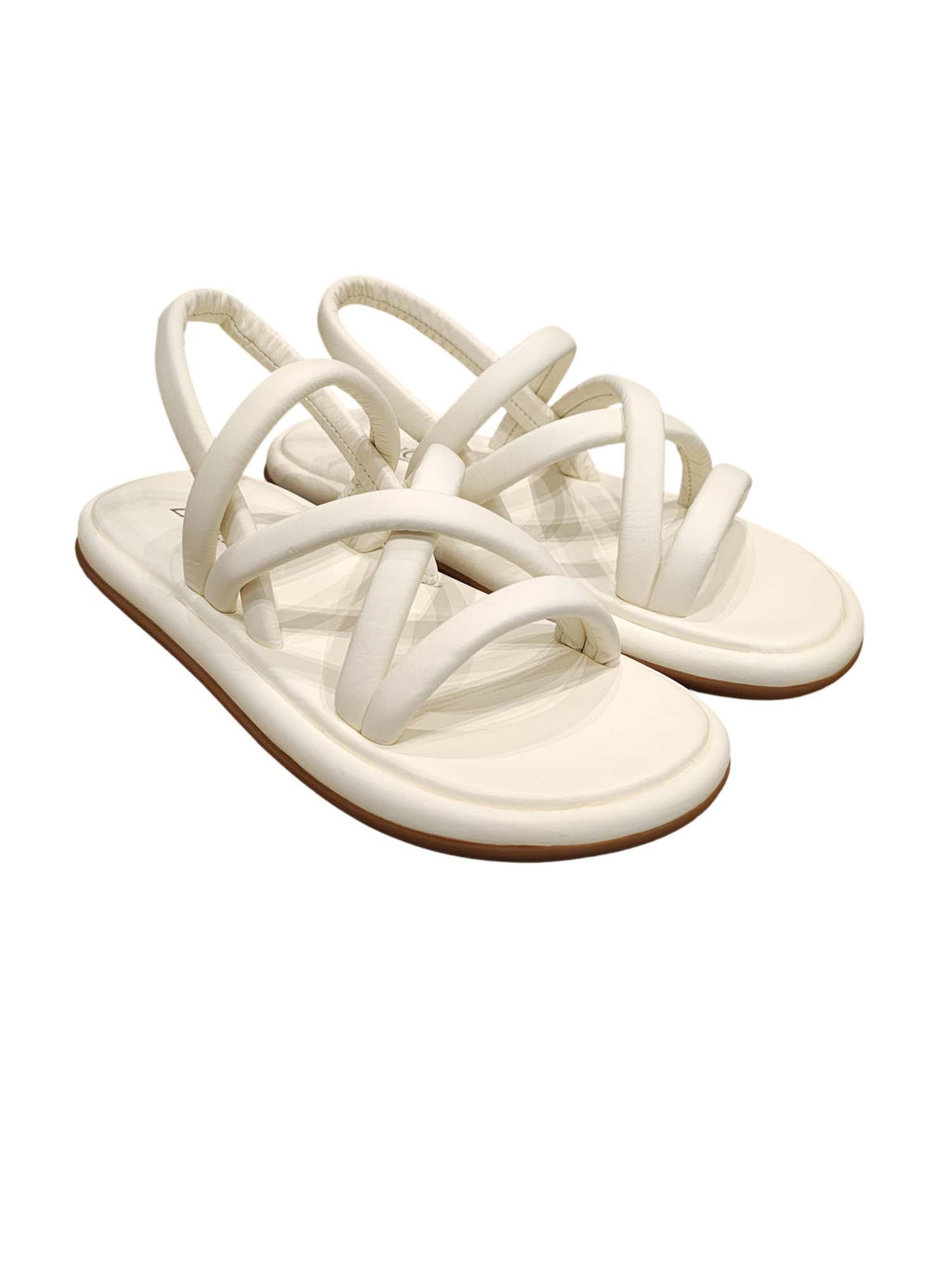 Sandalia plana chunky modelo Tinna de Zuoro Shoes en color talco, con acabados minimalistas y tiras tubulares acolchadas