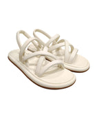 Sandalia plana chunky modelo Tinna de Zuoro Shoes en color talco, con acabados minimalistas y tiras tubulares acolchadas