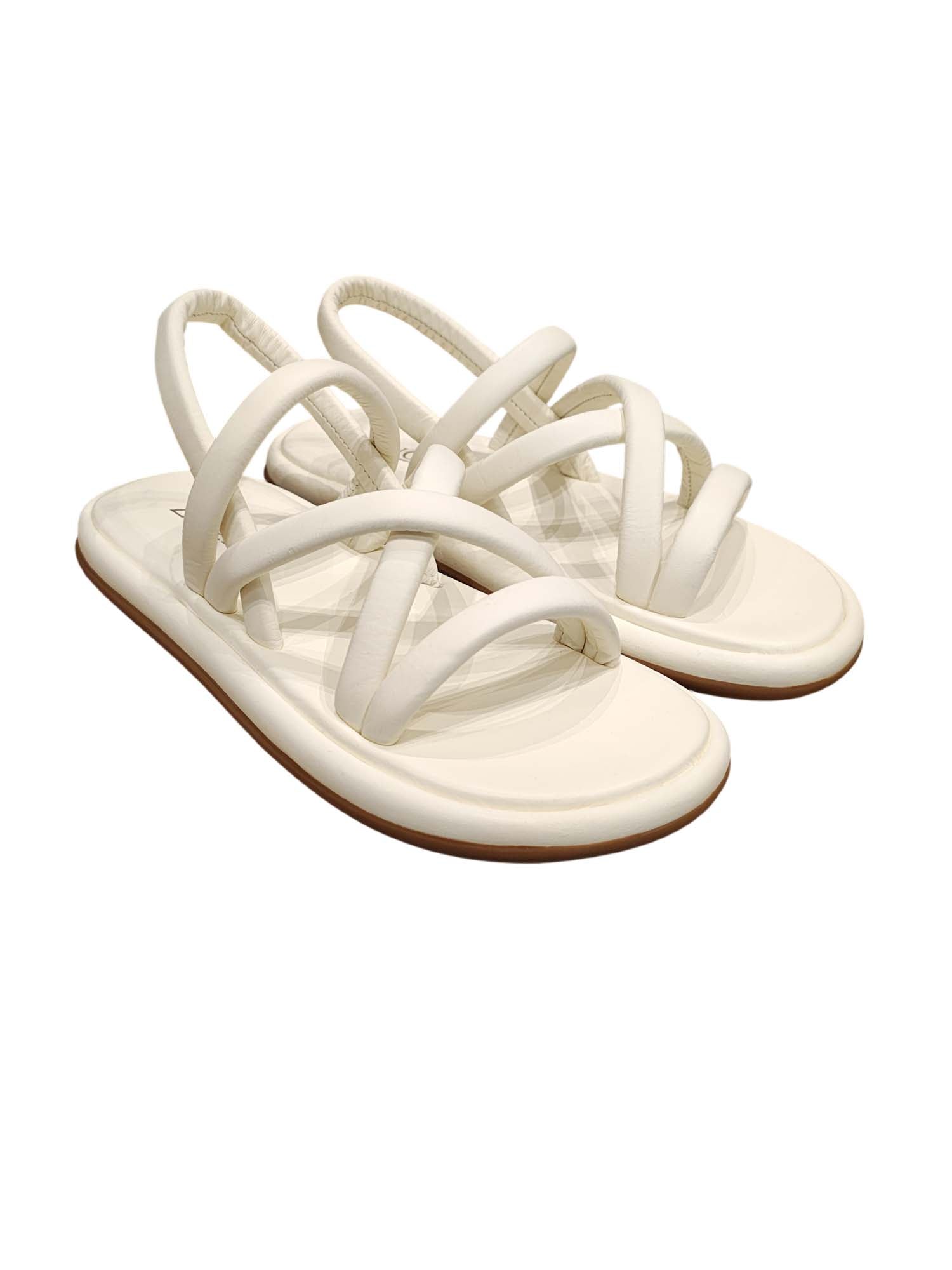 Sandalia plana chunky modelo Tinna de Zuoro Shoes en color talco, con acabados minimalistas y tiras tubulares acolchadas