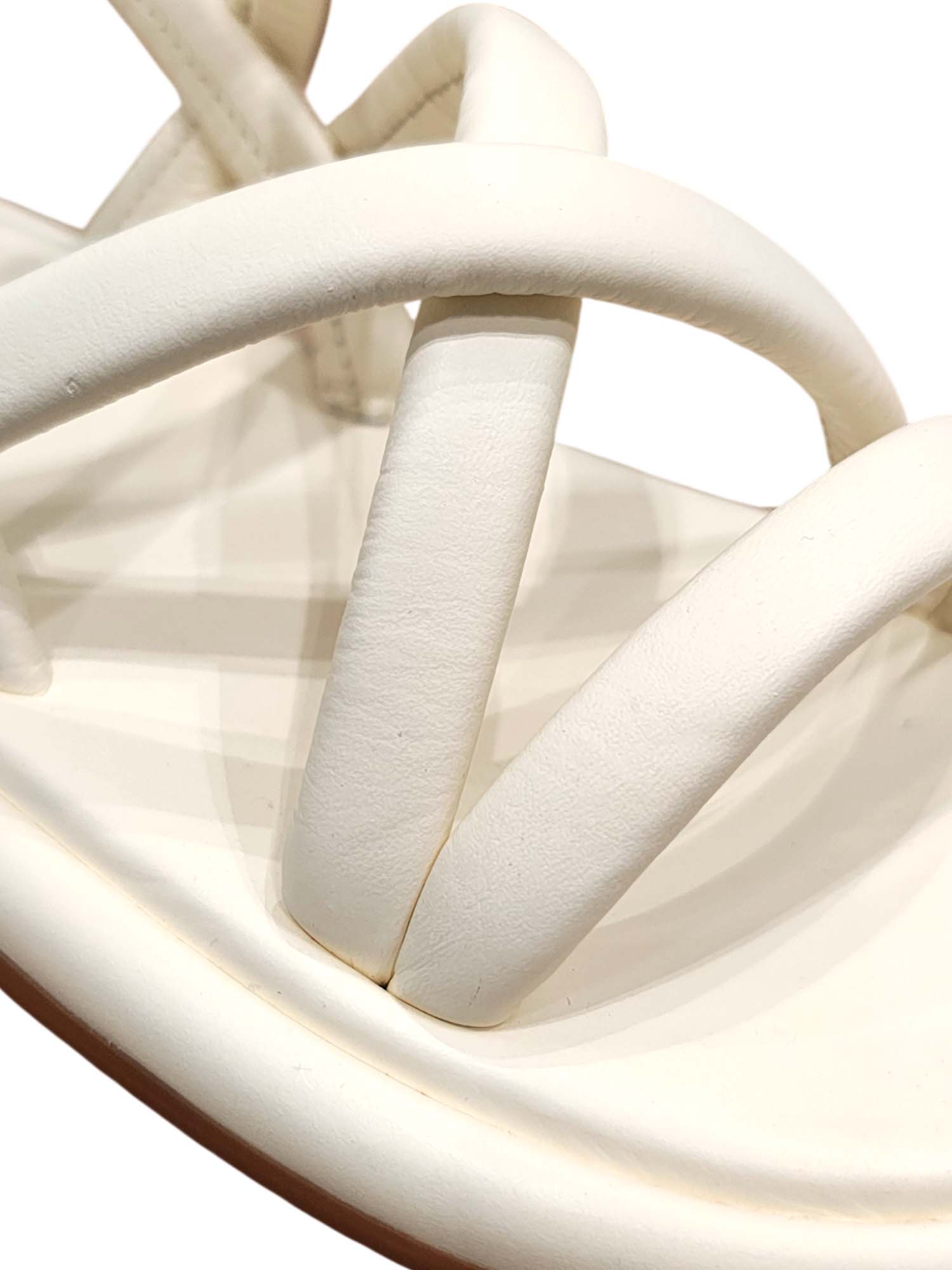 Primer plano del material texturizado en color talco de la sandalia Tinna, resaltando el acolchado premium sin costuras de las tiras tubulares