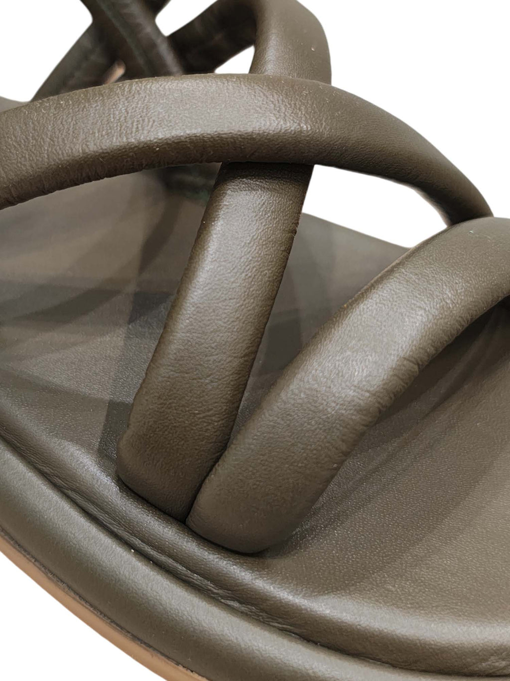 Primer plano del material acolchado en tono verde del modelo Tinna de Zuoro Shoes, resaltando sus acabados limpios y suavidad al tacto