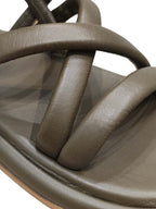 Primer plano del material acolchado en tono verde del modelo Tinna de Zuoro Shoes, resaltando sus acabados limpios y suavidad al tacto