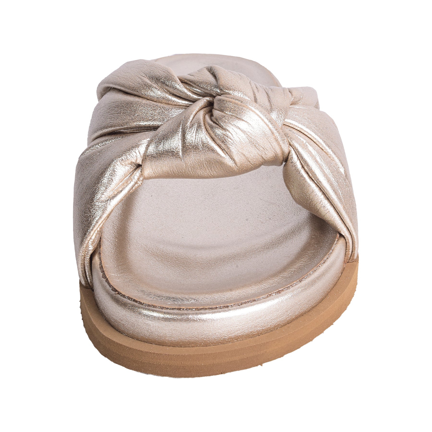 Vista frontal de sandalias doradas Verenize resaltando el volumen del nudo central y la suela plana tipo plataforma de Zuoro Shoes